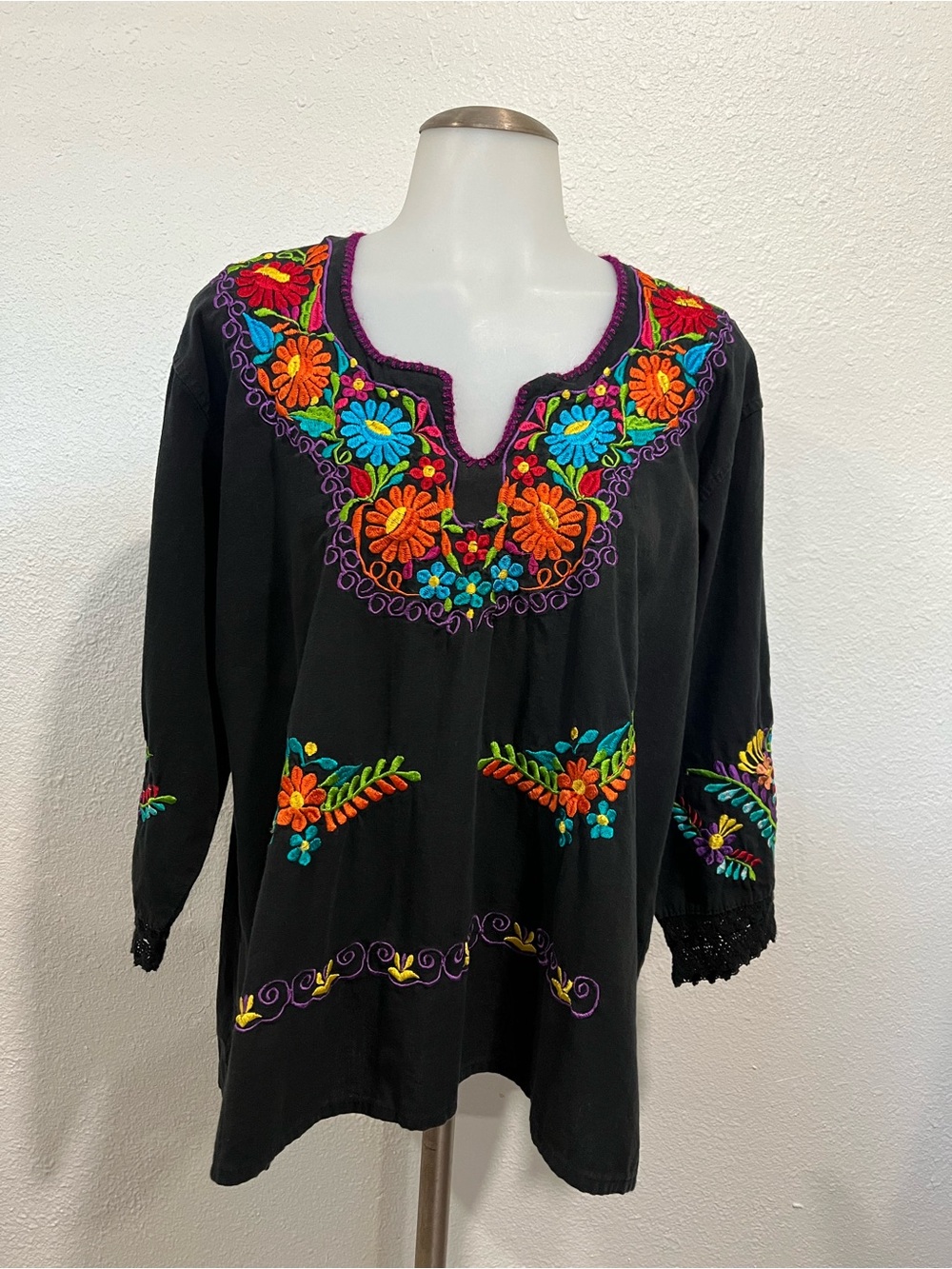 Artisan Made in Mexico Floral Embroidered Top Size Large
